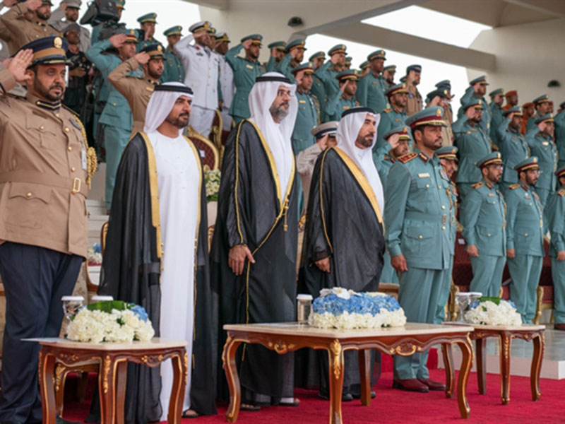 اضغط لمشاهدة الصور: لقطة إنسانية مؤثرة خلال حفل تخريج الدفعة الـ 19 بأكاديمية العلوم الشرطية بالشارقة